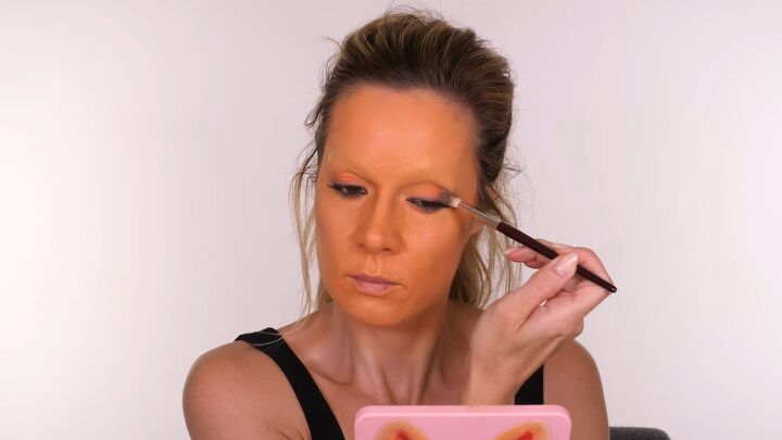 ahsoka tano makeup, Applying eyeshadow