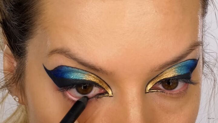cleopatra halloween makeup, Applying Cleopatra eye makeup