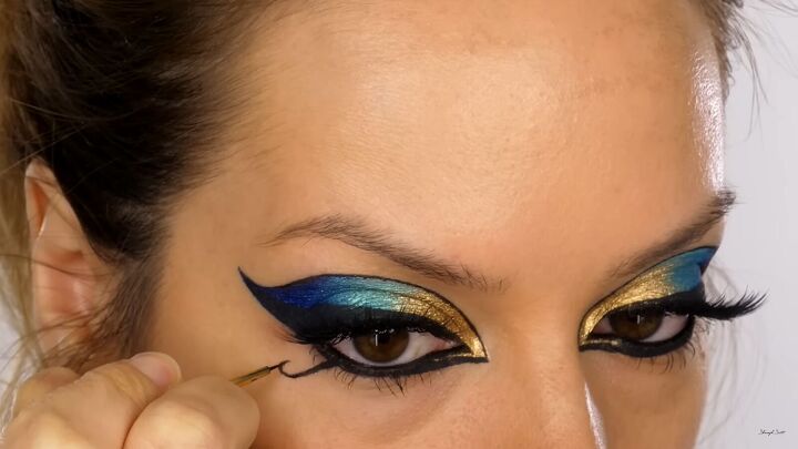 cleopatra halloween makeup, Applying Cleopatra eye makeup