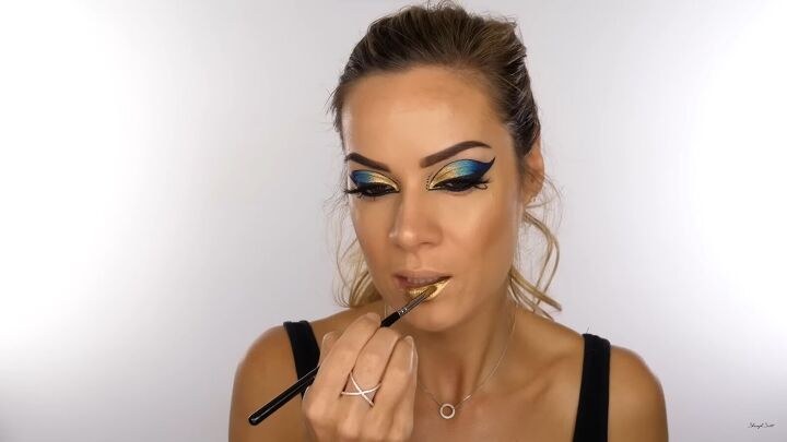 cleopatra halloween makeup, Applying lip makeup