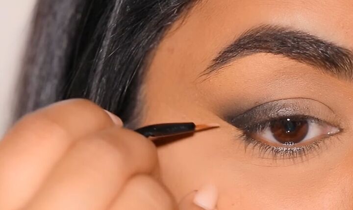 how to do inner corner eyeliner, Cleaning up edges