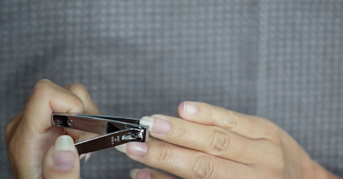 Cute and Easy Fall Manicure Tutorial | Upstyle