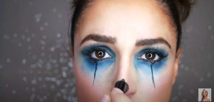 easy makeup costume ideas, Creating crying clown makeup
