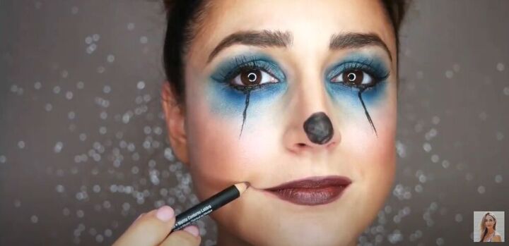 easy makeup costume ideas, Creating crying clown makeup
