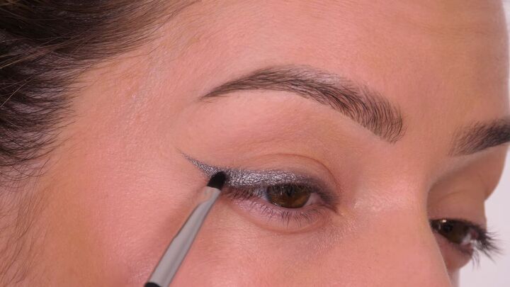 silver eye makeup, Adding eyeshadow over eyeliner