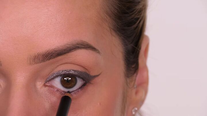 silver eye makeup, Lining water line