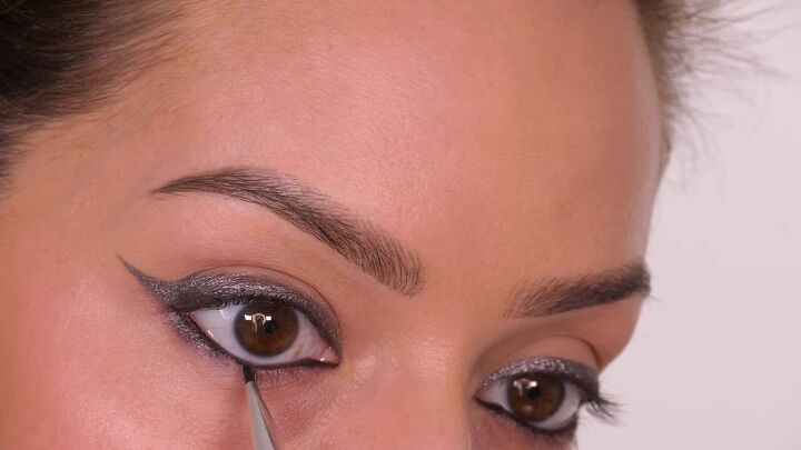 silver eye makeup, Lining water line
