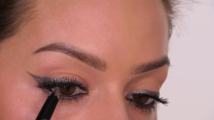 silver eye makeup, Adding false lashes