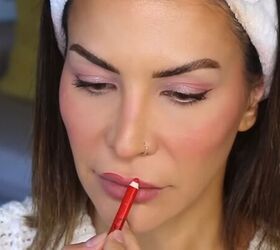 strawberry makeup look, Lining lips