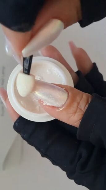 white pearl chrome nails, Applying chrome powder