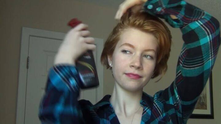 how to curl short hair, Adding heat protectant spray