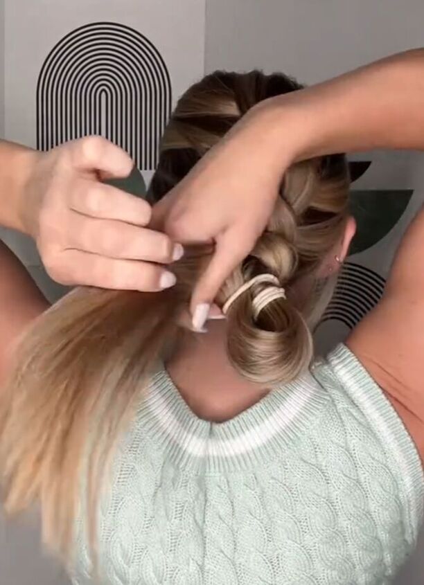 braided bun tutorial, Adding tail into elastic
