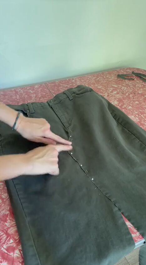 turn thrifted jeans into the trendiest thing everyone is wearing, Pinning
