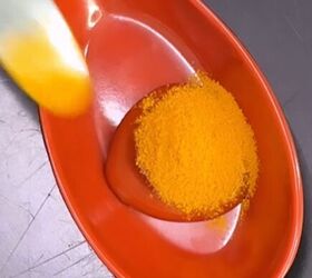 pimple spot treatment with 2 ingredients in your kitchen, Mixing turmeric powder and honey