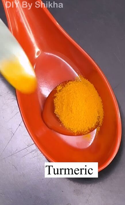 pimple spot treatment with 2 ingredients in your kitchen, Mixing turmeric powder and honey