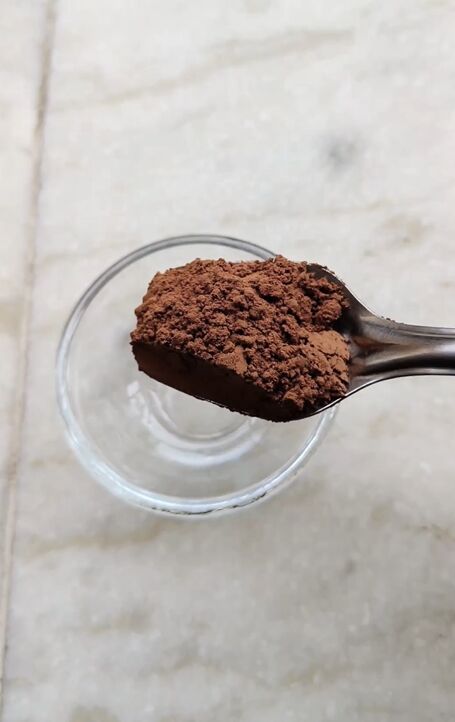 diy chocolate facial, Measuring cocoa powder