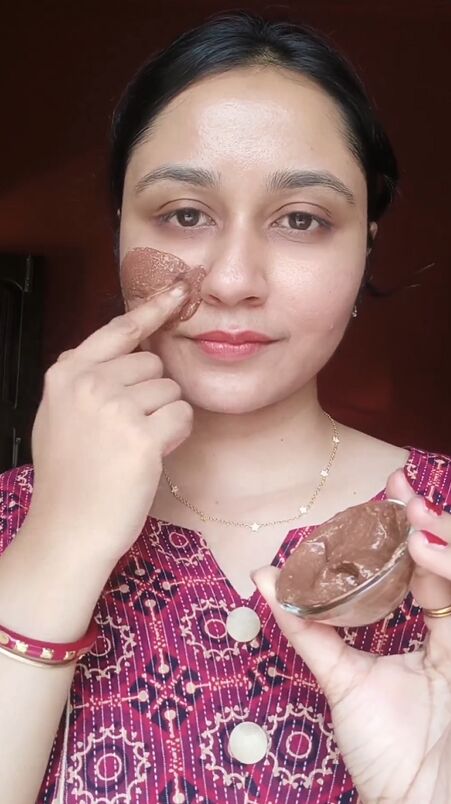 diy chocolate facial, Applying DIY chocolate facial