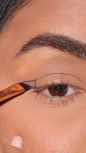 wing eyeliner hack, Drawing line