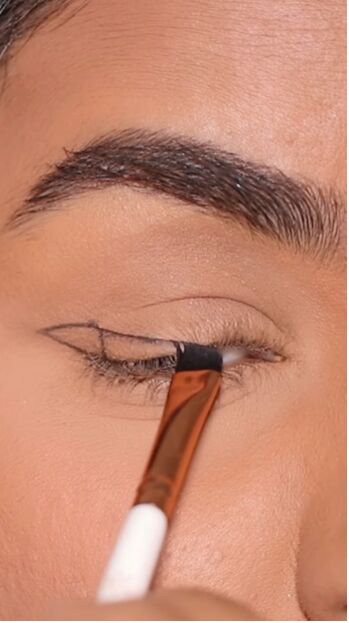 wing eyeliner hack, Drawing beginner of wing