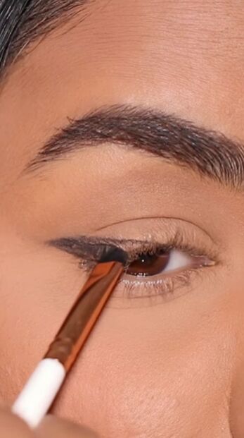 wing eyeliner hack, Filling in wing