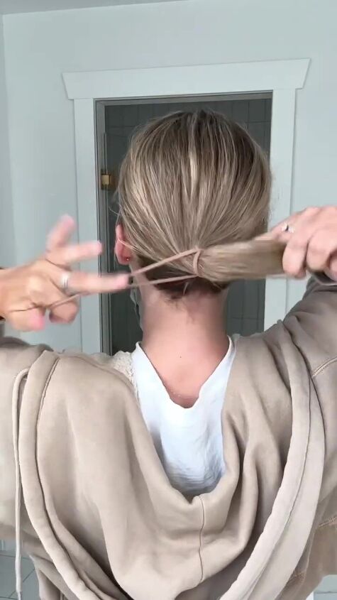 60 second hairstyles, Tying ponytail