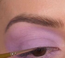 lilac eye makeup, Applying eyeliner