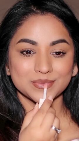 how to make lips look bigger, Applying lip gloss