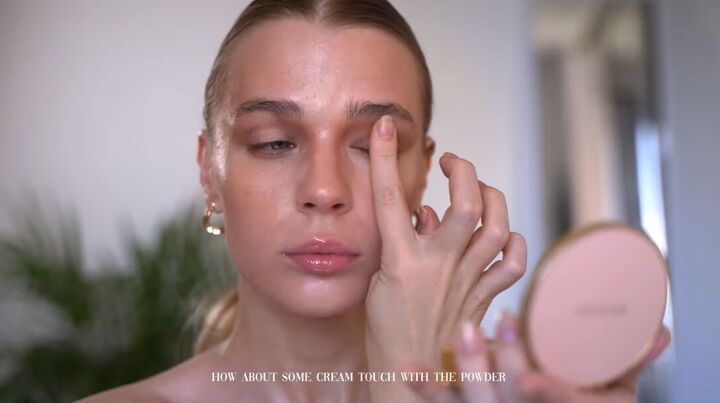 clean girl makeup tutorial, Applying eyeshadow