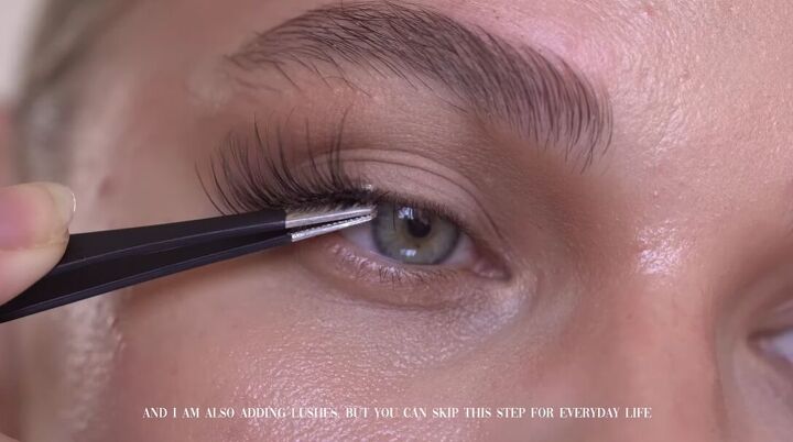 clean girl makeup tutorial, Applying false lashes