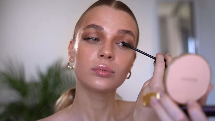 clean girl makeup tutorial, Applying mascara