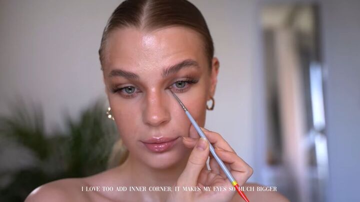 clean girl makeup tutorial, Lining corners of eyes