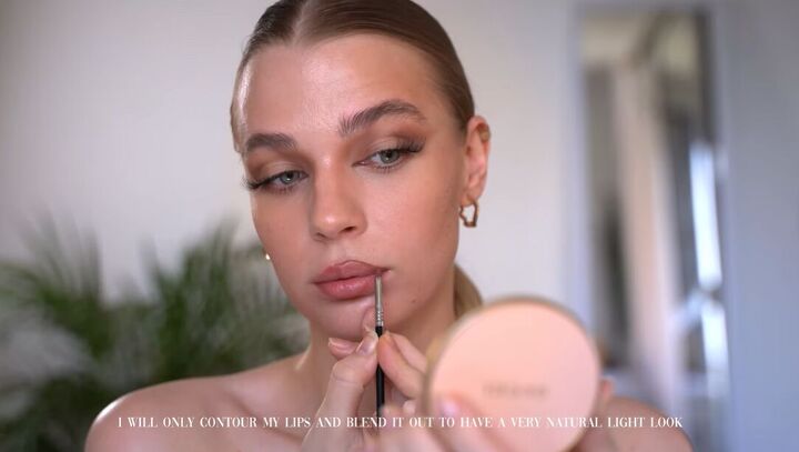 clean girl makeup tutorial, Lining lips