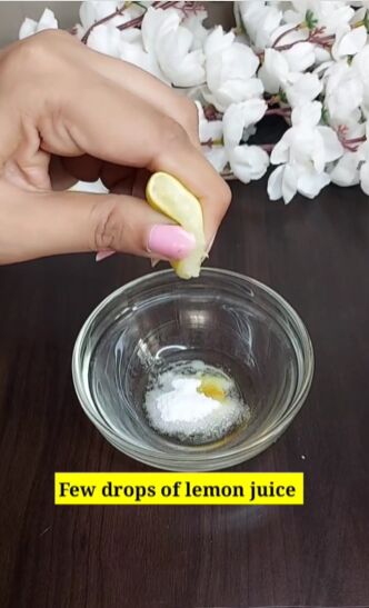 diy lip exfoliant to lighten lips, Adding lemon juice
