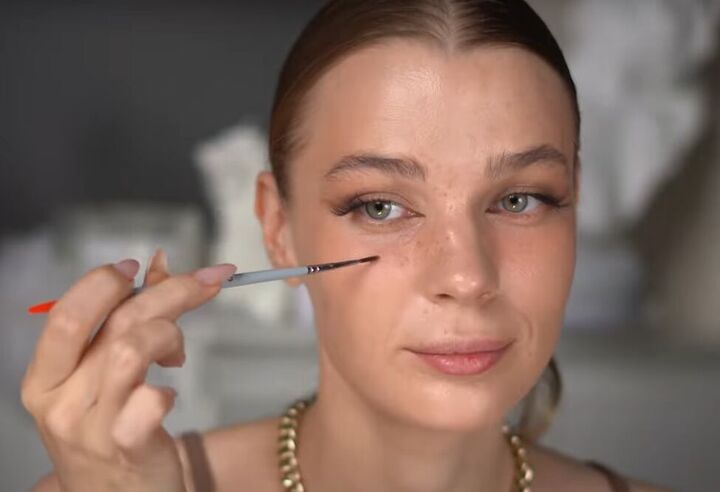 how to do makeup with freckles, Adding faux freckles
