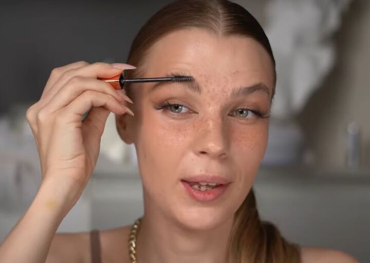 how to do makeup with freckles, Grooming brows