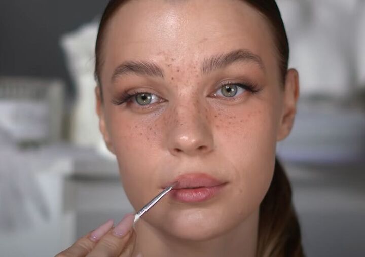 how to do makeup with freckles, Contouring lips