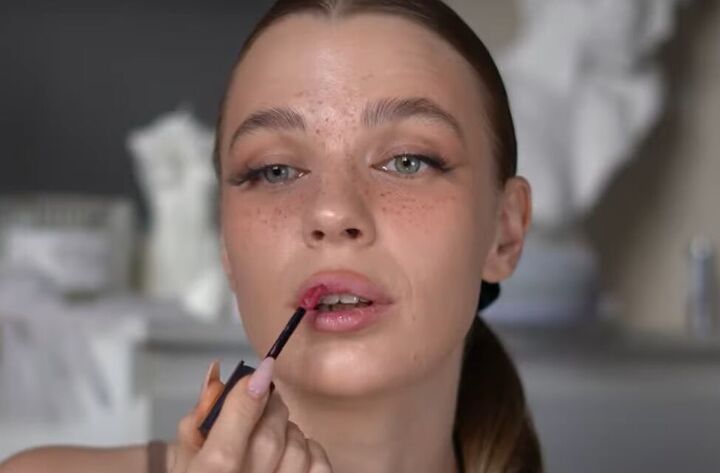 how to do makeup with freckles, Applying lip color