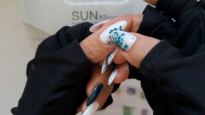 nail art with dried flowers, Pressing flower down