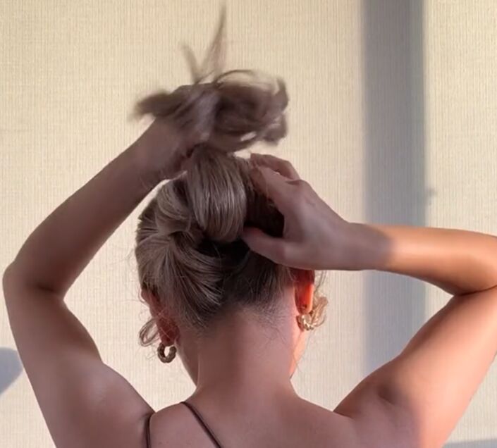 easy hack for a contemporary classic hairstyle, Flipping ponytail