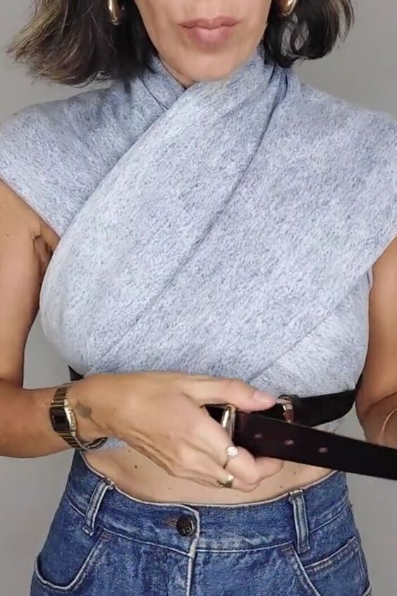 the new way people on tiktok are wearing their jeans, Doing belt up