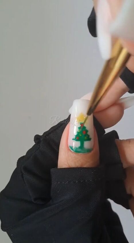 christmas tree nail art, Adding decorations