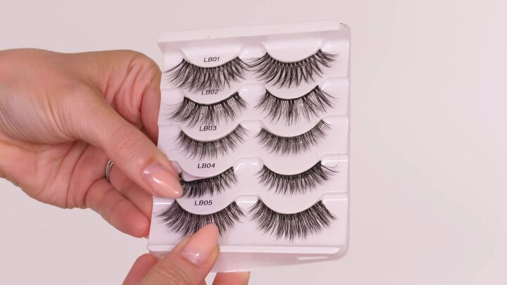 eyelash hacks, Properly removing lashes from packaging