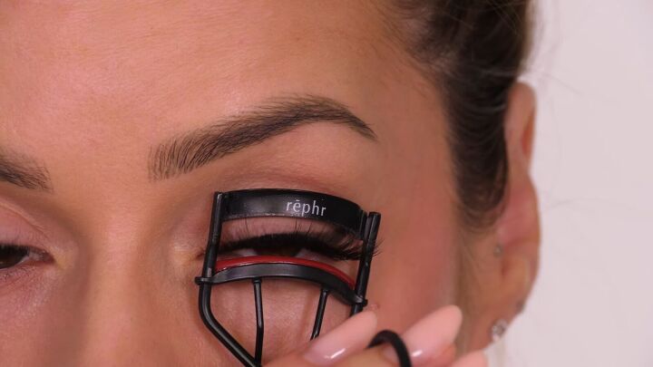 eyelash hacks, Curling false lashes