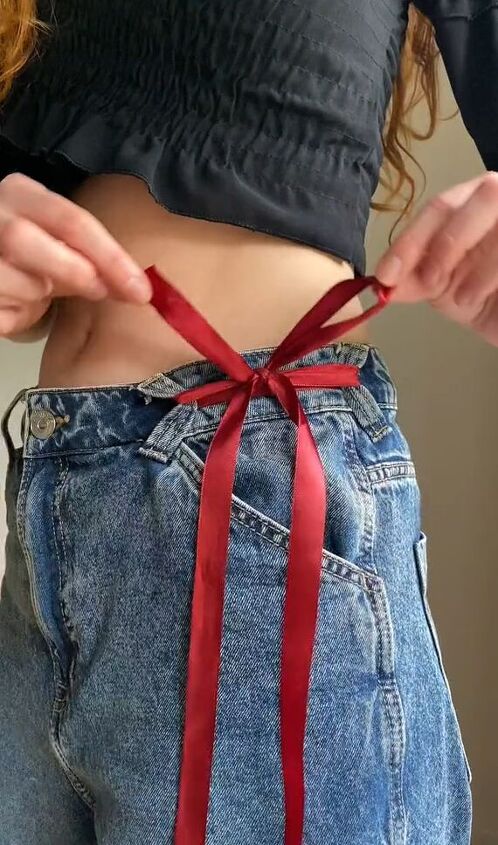 the easiest and trendiest way to tighten oversized jeans, Tying bows