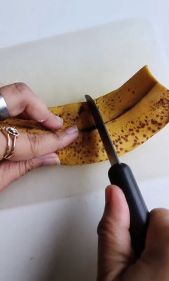 freeze a banana peel and do this, Cutting banana peel