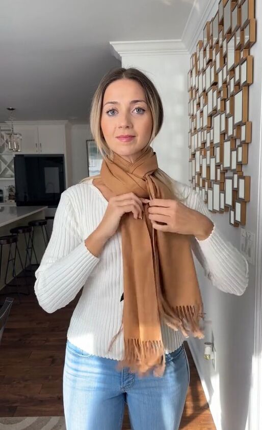 a stylish way to tie your scarf this winter, Adjusting scarf