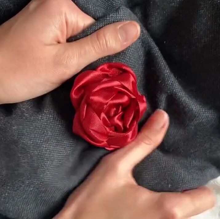 this diy is so easy and leaves you looking as pretty as a rose, Ribbon rose