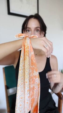 scarf tutorial for the viral rose choker, Placing scarf of wrist