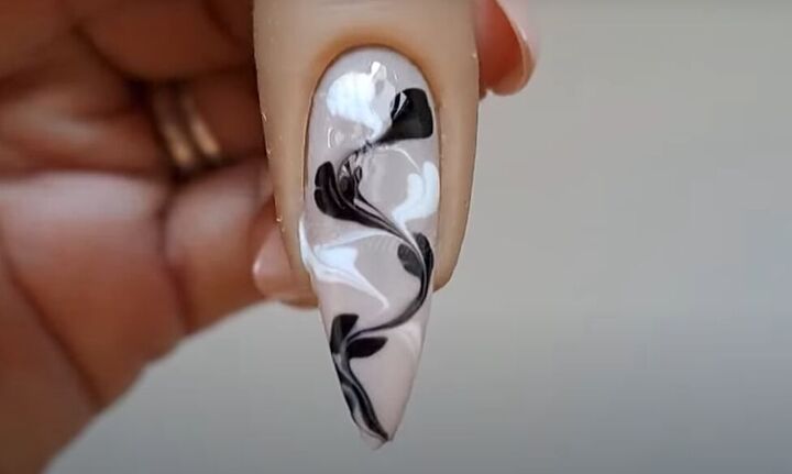 nail design hacks, Black and white swirl look