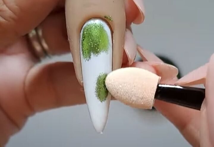 nail design hacks, Adding sparkle to nail